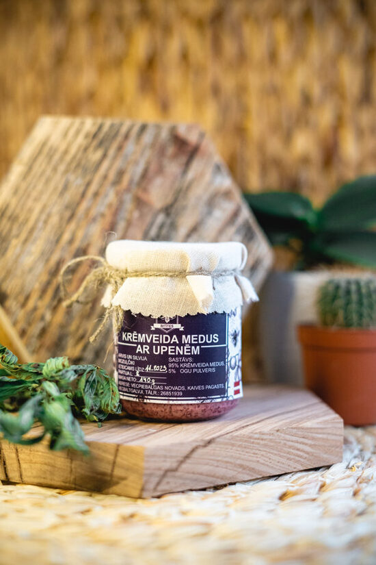 Krēmveida medus ar upenēm